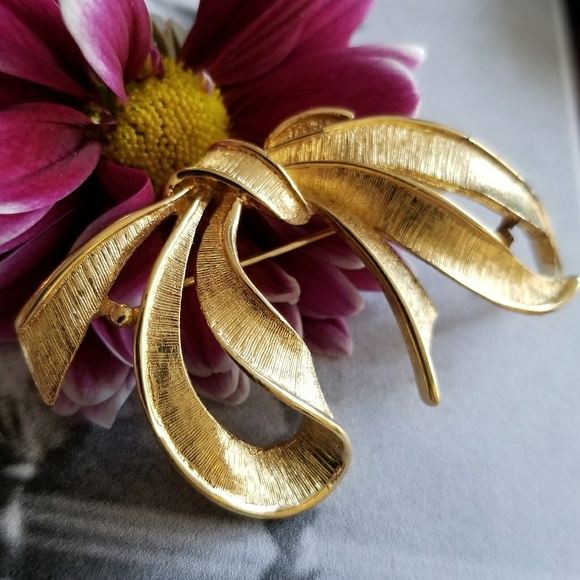 Relisted- -napier bow brooch gold tone metal pin jewelry - Picture 3 of 8